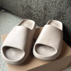 Adidas Yeezy slides